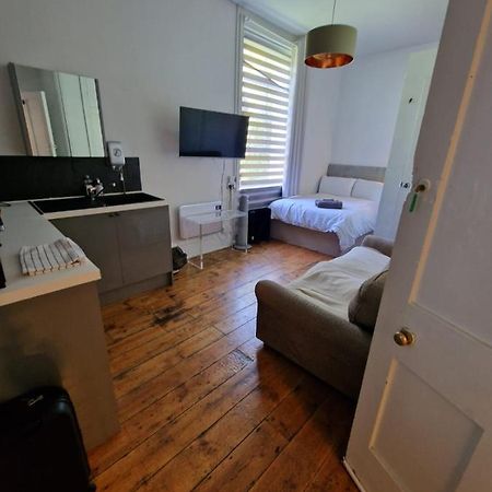 Апартаменты 4 Quiet Compact Studio With Garden View - Best Location - Comfortable - Quiet Брайтонн Экстерьер фото