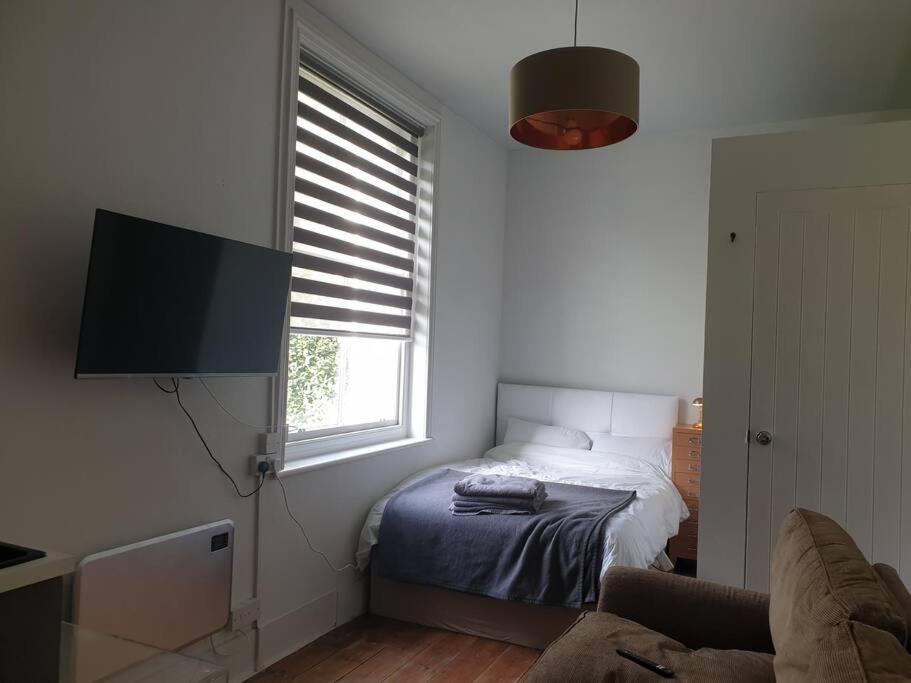 Апартаменты 4 Quiet Compact Studio With Garden View - Best Location - Comfortable - Quiet Брайтонн Экстерьер фото