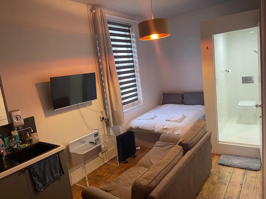 Апартаменты 4 Quiet Compact Studio With Garden View - Best Location - Comfortable - Quiet Брайтонн Экстерьер фото