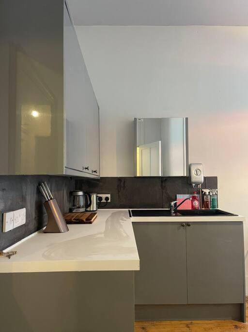 Апартаменты 4 Quiet Compact Studio With Garden View - Best Location - Comfortable - Quiet Брайтонн Экстерьер фото