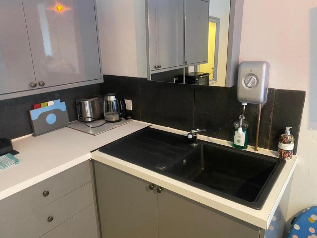 Апартаменты 4 Quiet Compact Studio With Garden View - Best Location - Comfortable - Quiet Брайтонн Экстерьер фото